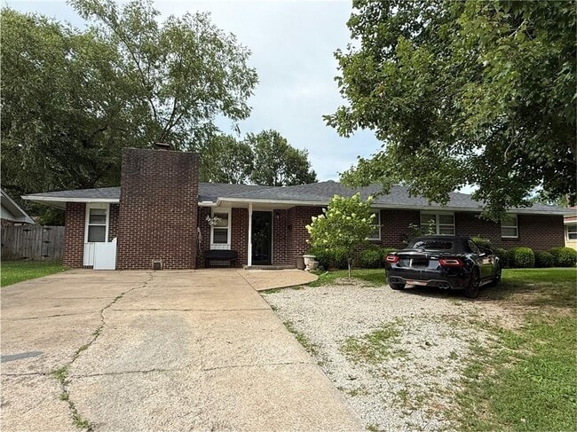 Primary Photo - 1816 Ross Ave