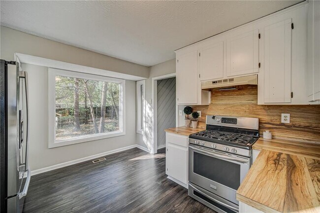 Building Photo - 4060 Oak Ferry Dr NE
