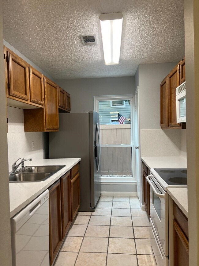 Building Photo - 2379 Briarwest Blvd