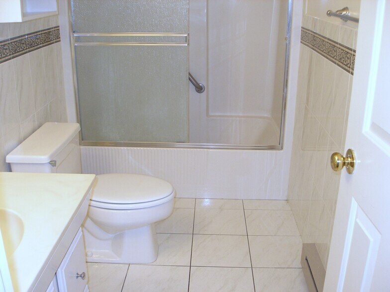 Bathroom - 25 Founders Village