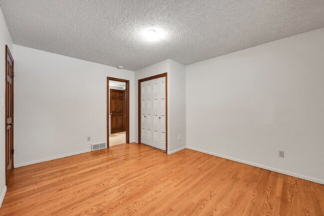 Building Photo - $2,895.00, 4 bed, 3.5 bath, located in Col...
