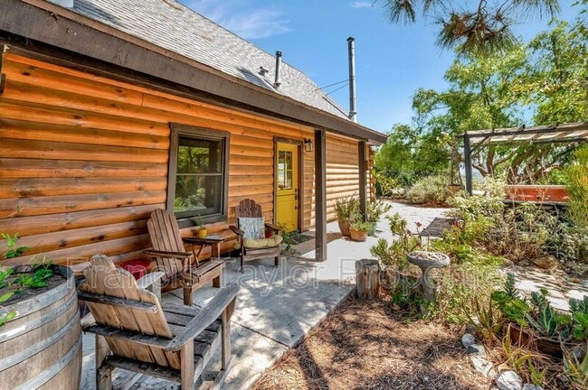 Building Photo - 2689 Daisy Ln