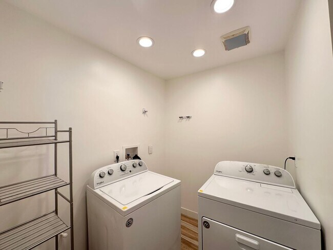 Building Photo - AVAILABLE NOW!! 3 BEDROOM 3 BATHROOM HOME IN JOSHUA TREE!