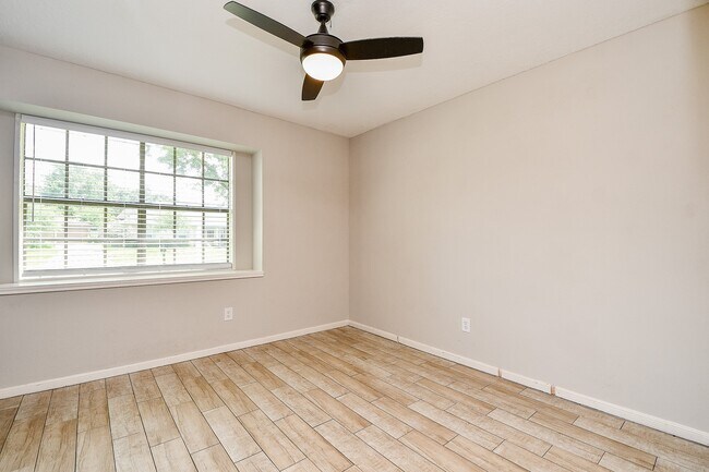 Building Photo - 2803 Green Fields Dr