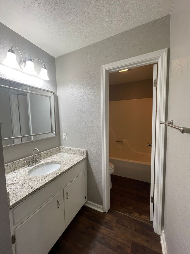 Building Photo - Golden Meadows - 3BD/2BA