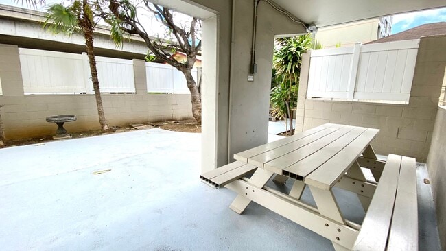 Building Photo - Available Now! Studio on Kinau Street with...