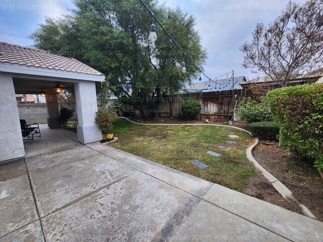 Building Photo - Spacious 4 bedroom 2 bathroom home located in the Ashton Falls community