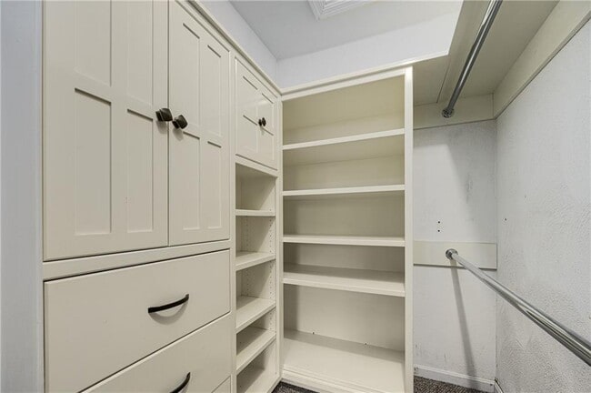 Building Photo - 190 Gladstone St