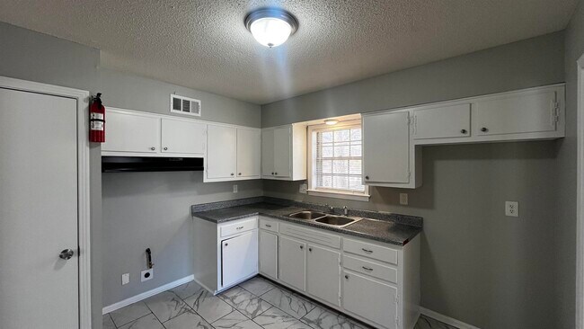 Building Photo - 2547 Courtney Dr