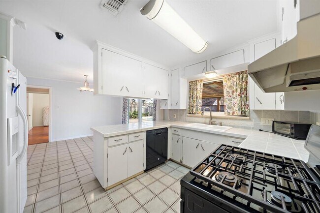 Building Photo - 6213 Grape St