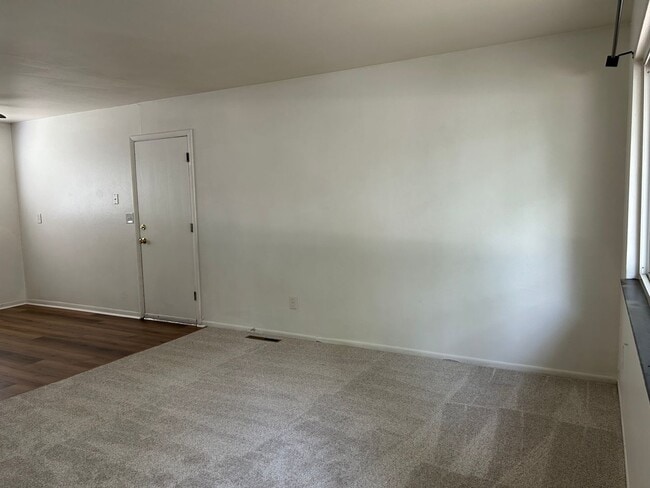 Building Photo - Ranch Style Home 3 beds, 1 bath close to F...