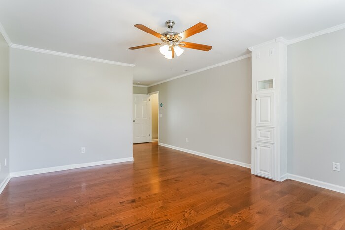 Building Photo - 6333 Willowlawn Dr