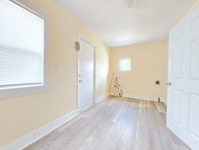 Building Photo - Charming 5-Bedroom House on the West Side ...