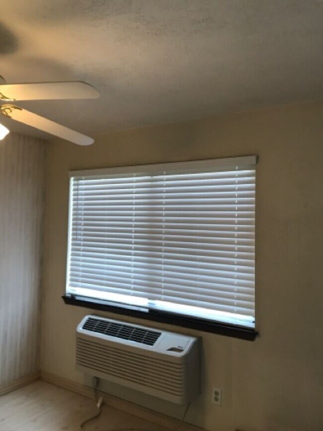 Building Photo - 787 Meadows Dr