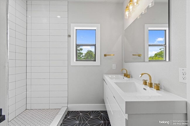 Building Photo - 810 Iowa St