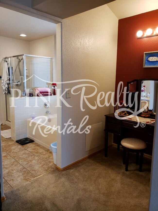 Building Photo - Gorgeous 5 Bedroom Home in D20!