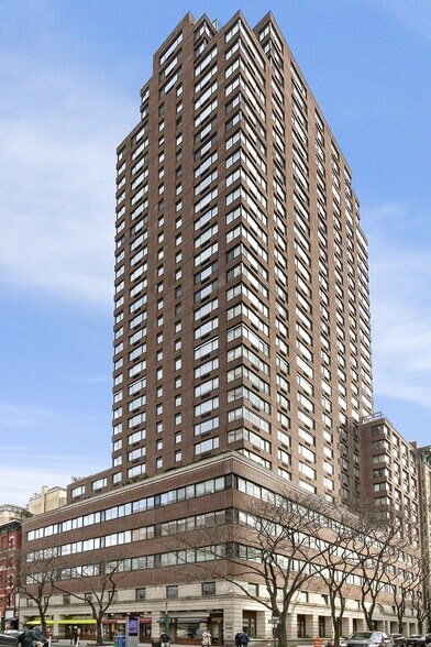 Building Photo - 45 W 67th St