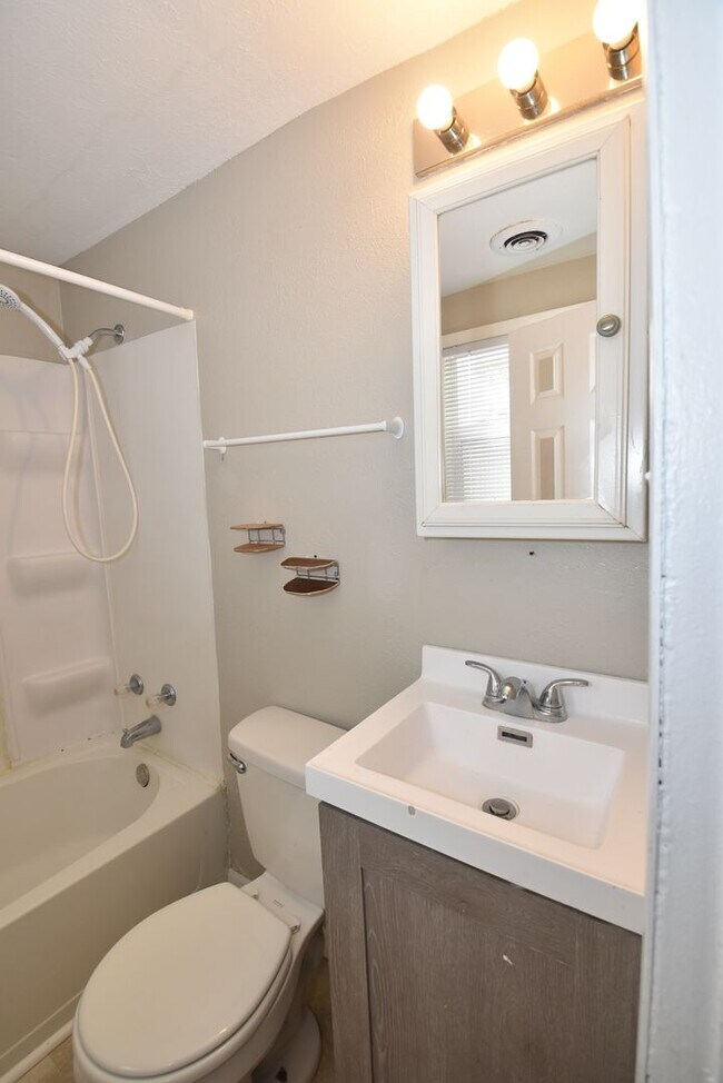 Building Photo - Mishawaka South-side 3 bedroom with a fenc...