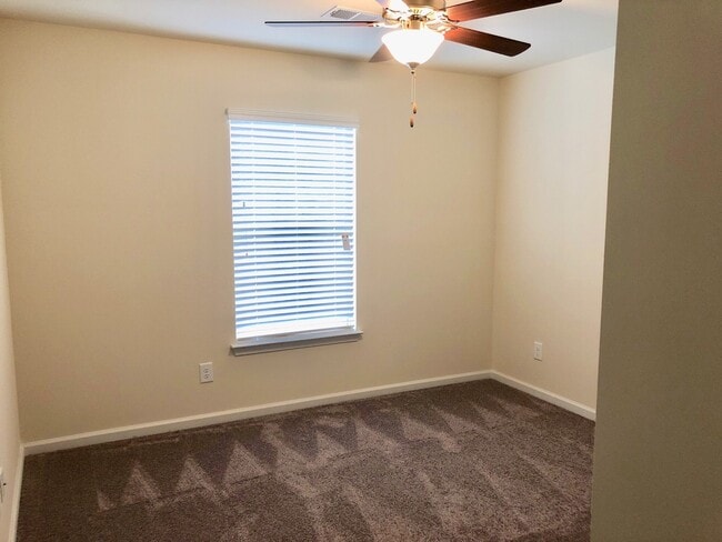 Building Photo - 3 Bedroom 2 Bath House in Lakes of Summerv...