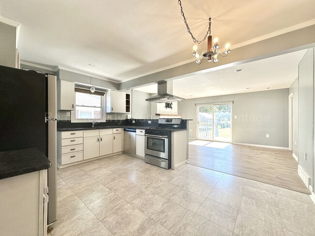 Building Photo - Spacious 4-Bedroom, 2-Bath Home in Clawson – Minutes from Downtown!