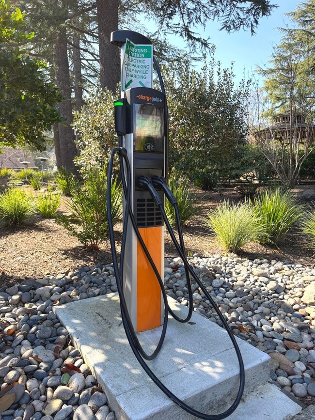 Building Photo - REMODELED LARGE 1600sf 4BR/2BA 3PK ?Miramonte Gardens AVAIL NOW