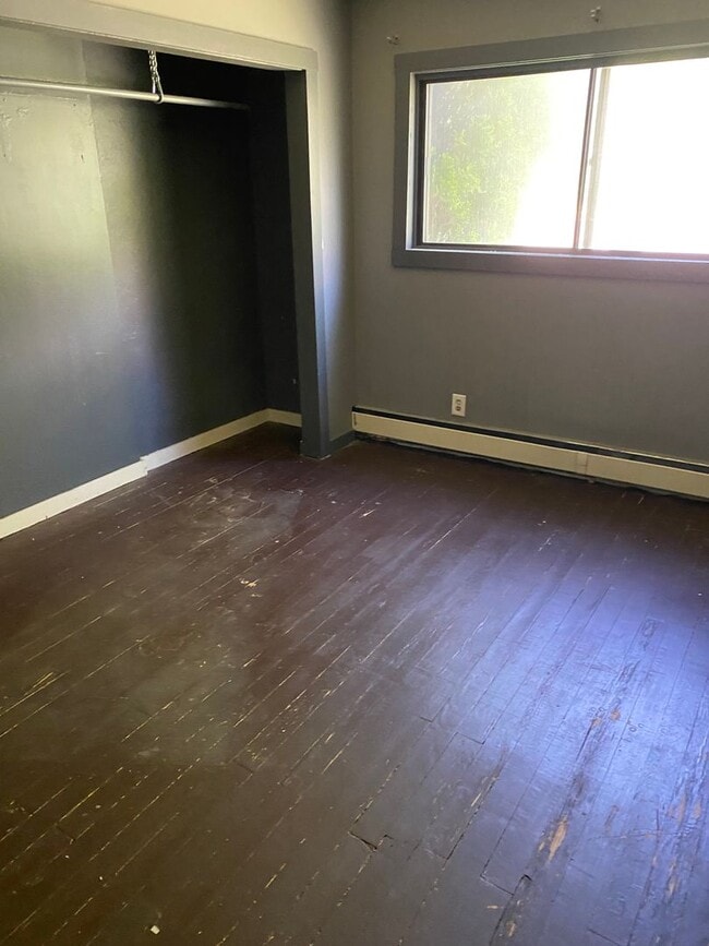 Building Photo - Great 2 br 1 bath House. Pet Friendly.  Available for December move in!