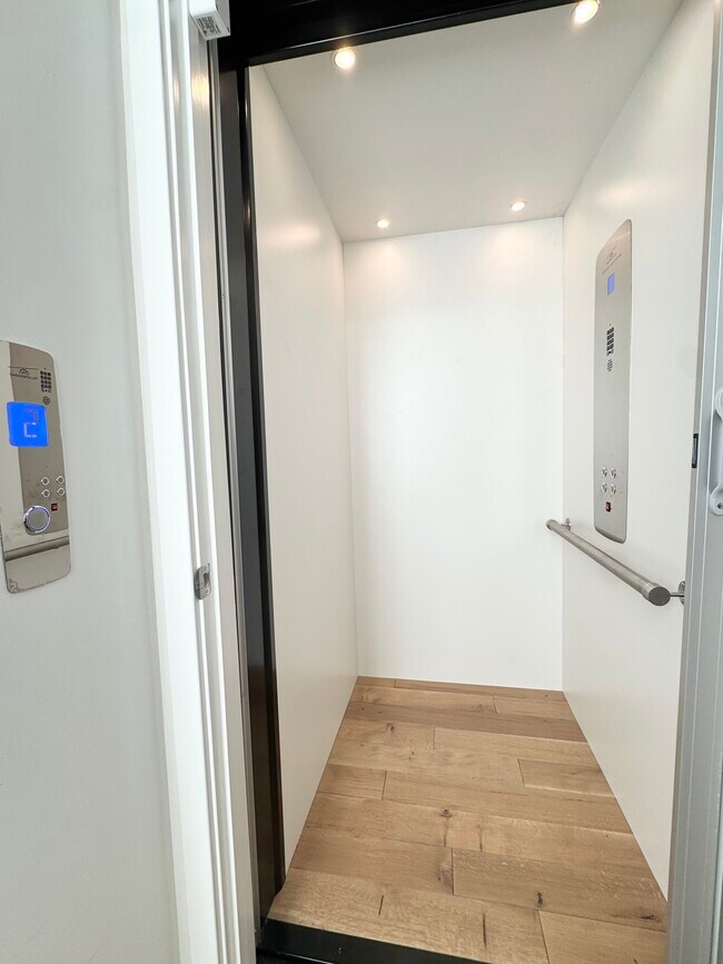 Building Photo - 4732 Mercier St