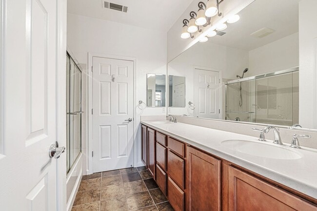 Building Photo - 1,331 sq ft with 2 on-suite bedrooms and o...