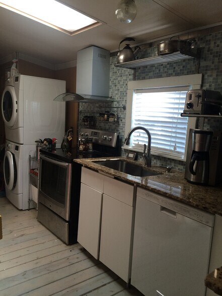 Kitchen open plan, SS sink w pull-down faucet, DW, easy clean stove, vented glass hood. - 3000 Clarcona Road
