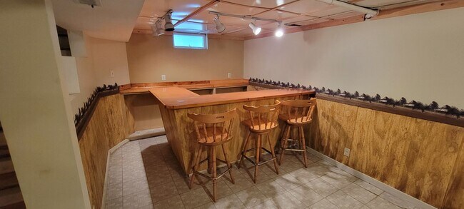 Building Photo - AVAILABLE AUGUST 15th - 4 Bed 3 Bath w/ Spacious Back Deck - SHORT TERM LEASE TILL END OF APRIL