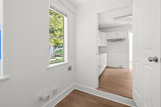 Building Photo - Fully Renovated Center Point Bungalow