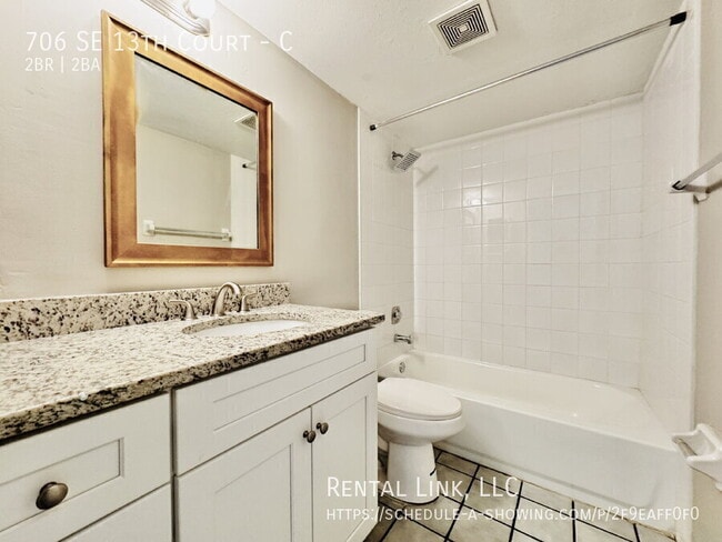 Building Photo - 706 SE 13th Ct