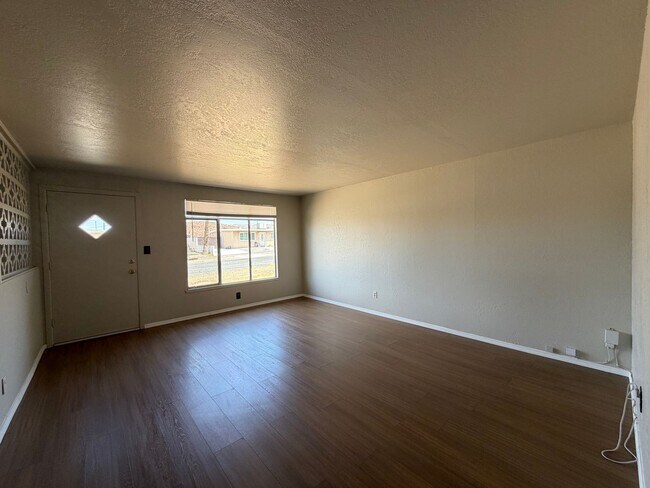 Building Photo - 1020 Taos Dr