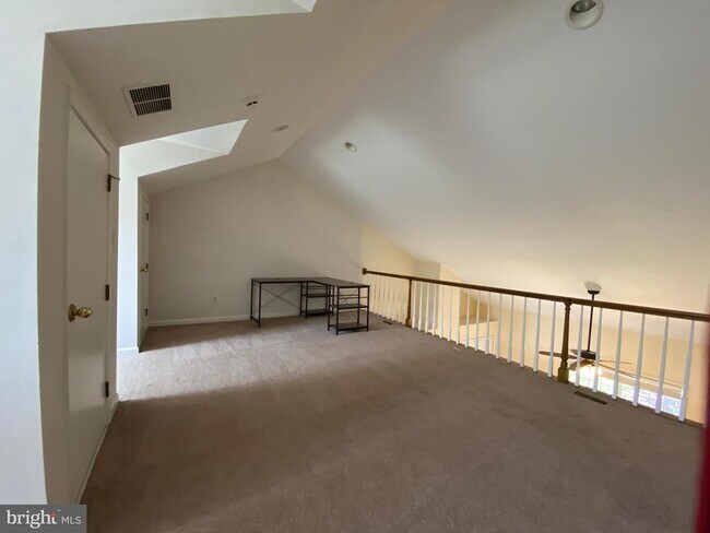 Building Photo - 9 Tenby Ct