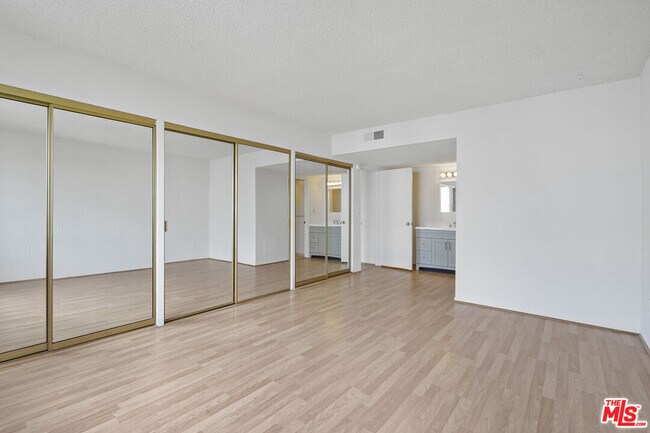 Building Photo - 10966 Rochester Ave