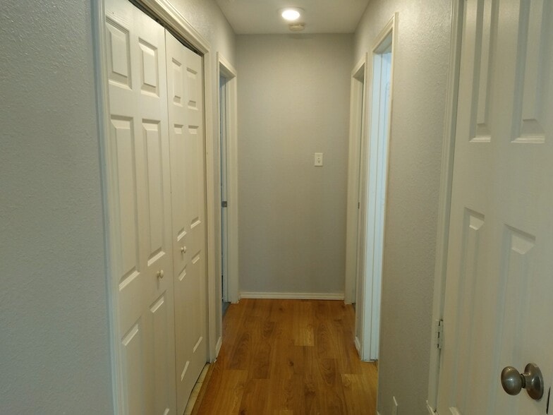 Hallway / Laundry Hookup - 6306 Green Top Dr