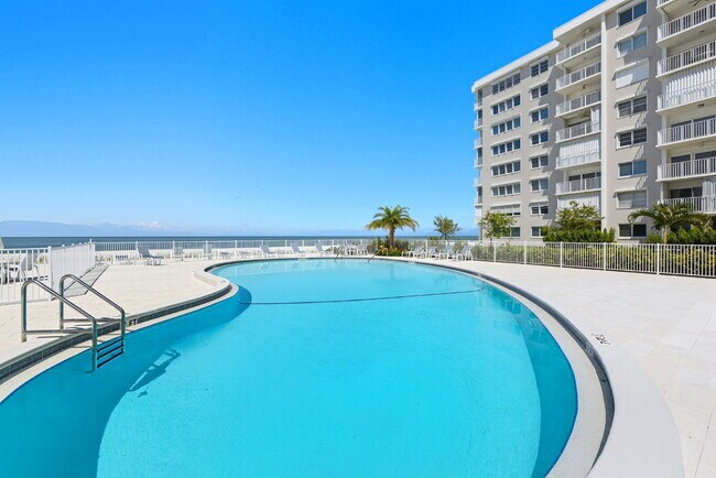 Building Photo - Naples Continental - Condo on the beach!!