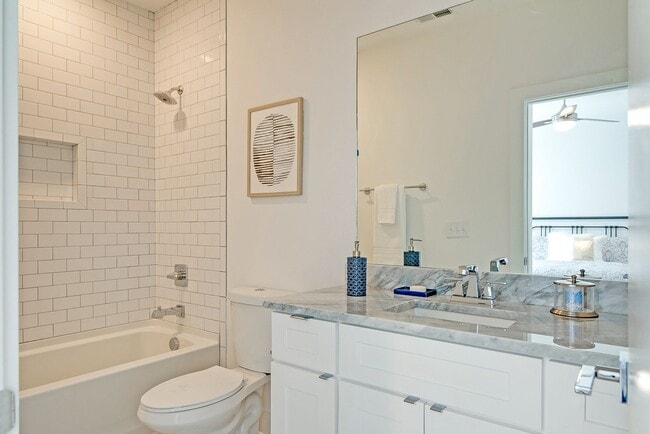 Building Photo - 425a 35th Ave N