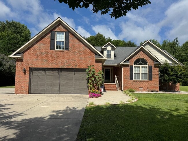 Building Photo - Beautiful Brick Home with Bonus Room in Desirable Berne Glade!