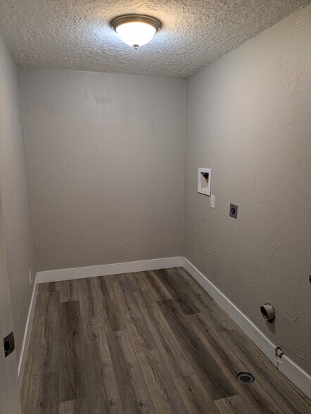 Walk-in Laundry Room - 3771 Orchard Ave