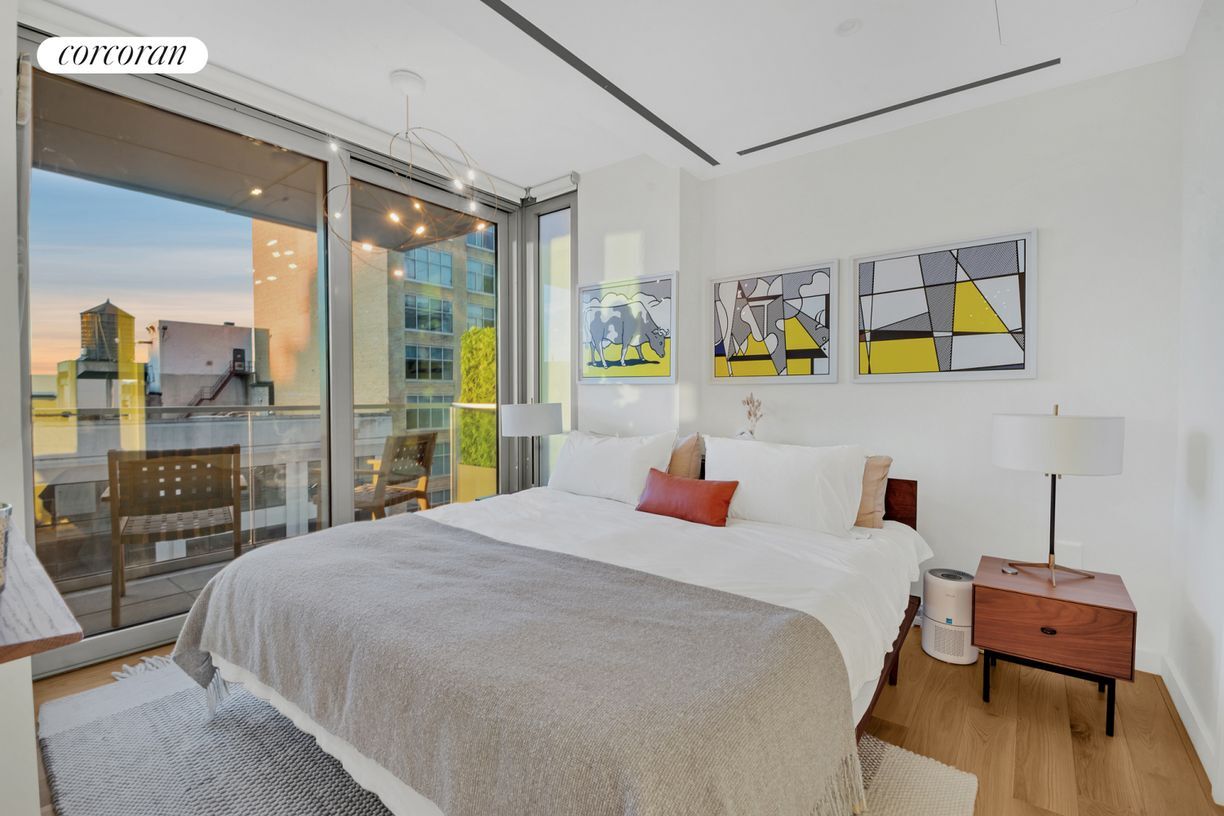 Building Photo - 547 W 47th St