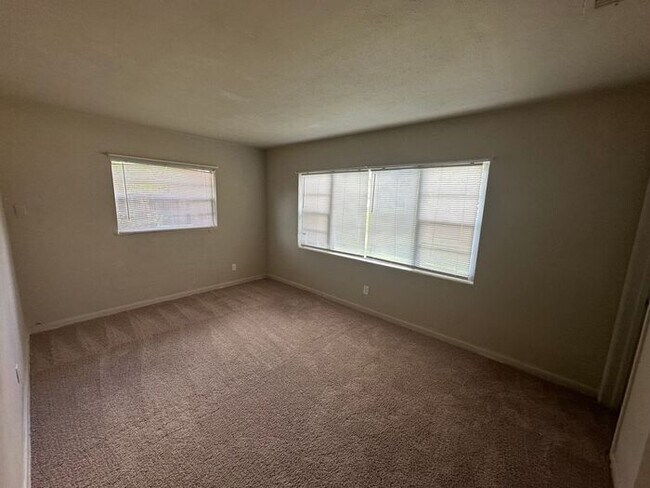 Building Photo - Beautiful 3 bedroom, 2 bath home located i...