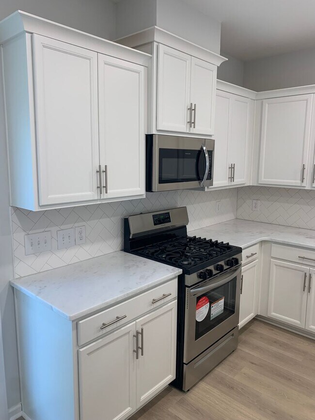 Building Photo - Modern Living in Windsor Hill