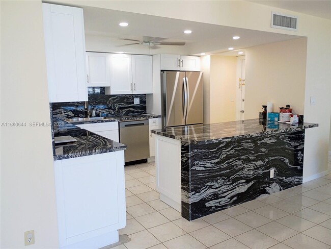 Building Photo - 1410 S Ocean Dr