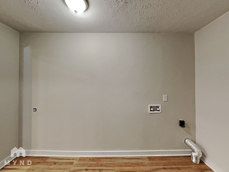 Building Photo - 325 Morris Dr SE