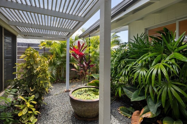 Building Photo - Renovated Kahala Retreat: 3-Bed Home + Stu...