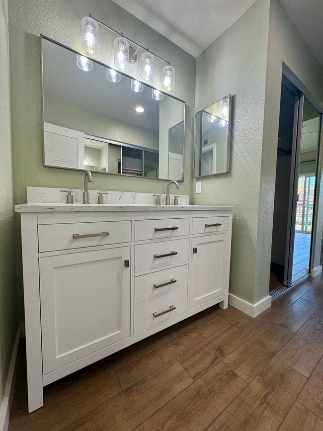 Building Photo - Beautiful 3 Bedroom Townhome near Mission ...