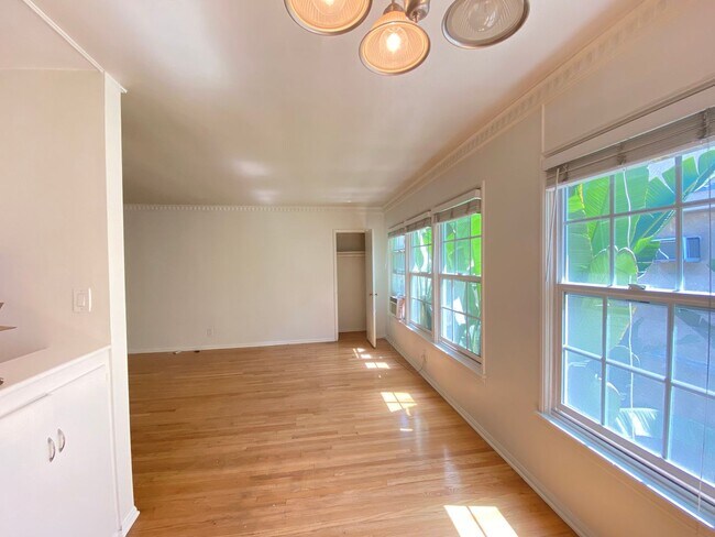 Building Photo - 1 Bed + 1 Bath Second Floor Unit!