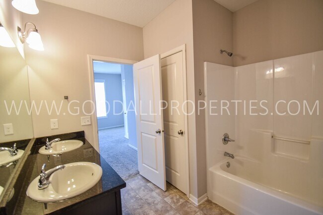 Building Photo - 2 Bedroom 2.5 Bath end unit Townhome in West Des Moines with attached garage