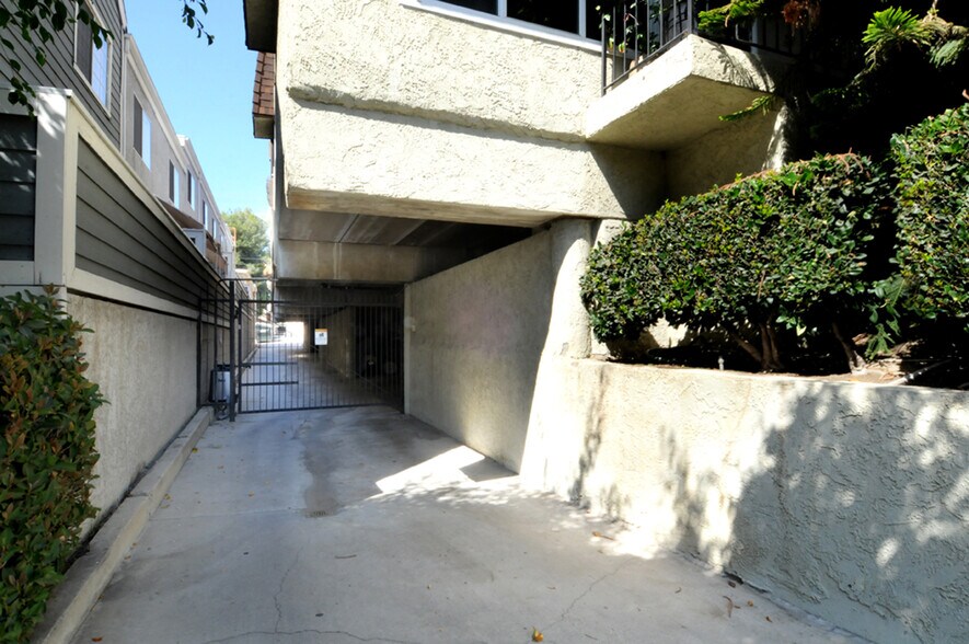 Building Photo - 519 E Providencia Ave